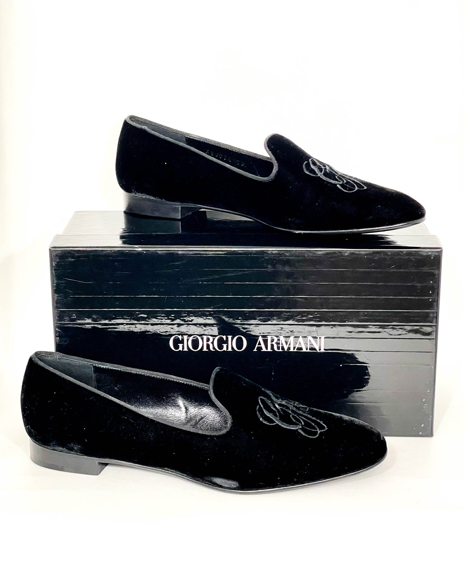 Velvet court shoes with an asymmetric top line | GIORGIO ARMANI Woman